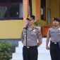 Kapolres Halmahera Selatan, AKBP Hendra Gunawan, S.H., S.I.K., M.M.,saat memimpin upacara bendera dalam program Polisi Peduli Pendidikan (Polidik) di SMA Negeri 7 Halmahera Selatan, Desa Kampung Makian. Senin (19/10/26). Dok. Ian. 