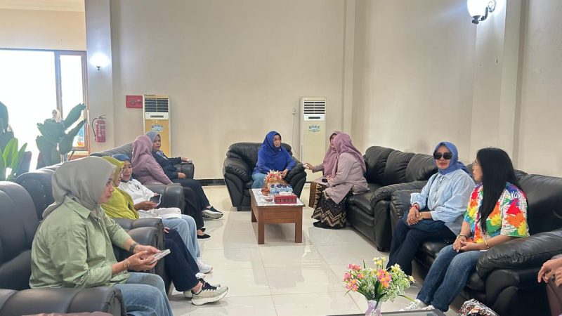 Menyambut perhelatan Hari Kesatuan Gerak (HKG) PKK ke-54 Tahun 2026. Seluruh kontingen Tim Penggerak PKK dari Provinsi Maluku Utara dan 10 kabupaten/kota se-Maluku Utara telah tiba di Kota Maba yang berlangsung dikantor Halmahera Timur. Rabu (21/10/26). Dok. M. Dzarik. 