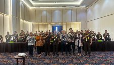 PT BRI (Persero) Tbk melalui BRI Kantor Cabang Ternate dan Kejaksaan Tinggi (Kejati) Provinsi Maluku Utara foto bersama di Bela Hotel Ternate. Rabu, (21/10/26). Dok. Agis.