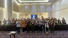 PT BRI (Persero) Tbk melalui BRI Kantor Cabang Ternate dan Kejaksaan Tinggi (Kejati) Provinsi Maluku Utara foto bersama di Bela Hotel Ternate. Rabu, (21/10/26). Dok. Agis. 