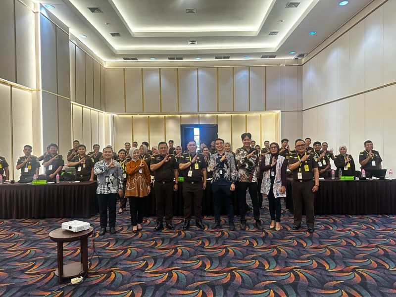 PT BRI (Persero) Tbk melalui BRI Kantor Cabang Ternate dan Kejaksaan Tinggi (Kejati) Provinsi Maluku Utara foto bersama di Bela Hotel Ternate. Rabu, (21/10/26). Dok. Agis. 
