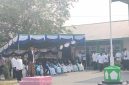 Wakil Bupati Halsel, Helmi Umar Muchsin, ertindak sebagai pembina upacara Peringatan Hari Santri Nasional 2026 di halaman Pondok Pesantren Alkhairaat Labuha, Kecamatan Bacan. Kamis (22/10/26) pagi. Dok. Ian. 