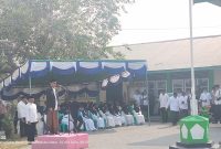 Wakil Bupati Halsel, Helmi Umar Muchsin, ertindak sebagai pembina upacara Peringatan Hari Santri Nasional 2026 di halaman Pondok Pesantren Alkhairaat Labuha, Kecamatan Bacan. Kamis (22/10/26) pagi. Dok. Ian. 