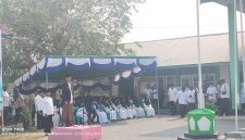 Wakil Bupati Halsel, Helmi Umar Muchsin, ertindak sebagai pembina upacara Peringatan Hari Santri Nasional 2026 di halaman Pondok Pesantren Alkhairaat Labuha, Kecamatan Bacan. Kamis (22/10/26) pagi. Dok. Ian.