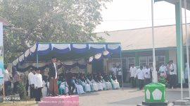 Wakil Bupati Halsel, Helmi Umar Muchsin, ertindak sebagai pembina upacara Peringatan Hari Santri Nasional 2026 di halaman Pondok Pesantren Alkhairaat Labuha, Kecamatan Bacan. Kamis (22/10/26) pagi. Dok. Ian. 