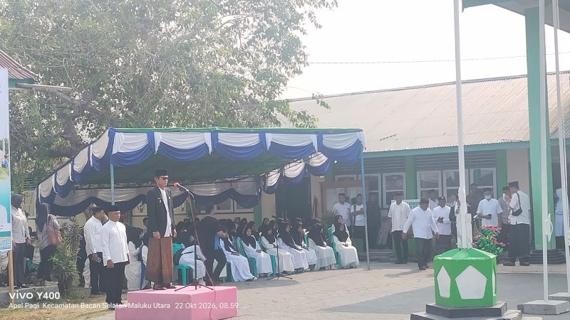 Wakil Bupati Halsel, Helmi Umar Muchsin, ertindak sebagai pembina upacara Peringatan Hari Santri Nasional 2026 di halaman Pondok Pesantren Alkhairaat Labuha, Kecamatan Bacan. Kamis (22/10/26) pagi. Dok. Ian. 