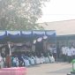 Wakil Bupati Halsel, Helmi Umar Muchsin, ertindak sebagai pembina upacara Peringatan Hari Santri Nasional 2026 di halaman Pondok Pesantren Alkhairaat Labuha, Kecamatan Bacan. Kamis (22/10/26) pagi. Dok. Ian. 