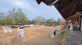 Upacara peringatan Hari Santri Nasional (HSN) dipusatkan di MTs MASATAWA Makian Barat. Kamis, (22/10/26). Dok. Ian. 
