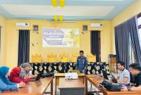 Kabid Pemdes, Edi Septiagus Rajab, Gagas dan sosialisasi kepada sepuluh desa sebagai lokus awal melalui inovasi aplikasi Si Manis yang berlangsung di Desa Soagimalaha, Kecamatan Kota Maba, Sabtu (24/10/26). Dok. M. Dzarik. 