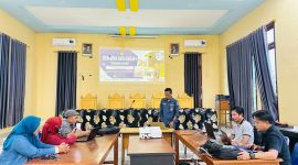 Kabid Pemdes, Edi Septiagus Rajab, Gagas dan sosialisasi kepada sepuluh desa sebagai lokus awal melalui inovasi aplikasi Si Manis yang berlangsung di Desa Soagimalaha, Kecamatan Kota Maba, Sabtu (24/10/26). Dok. M. Dzarik. 