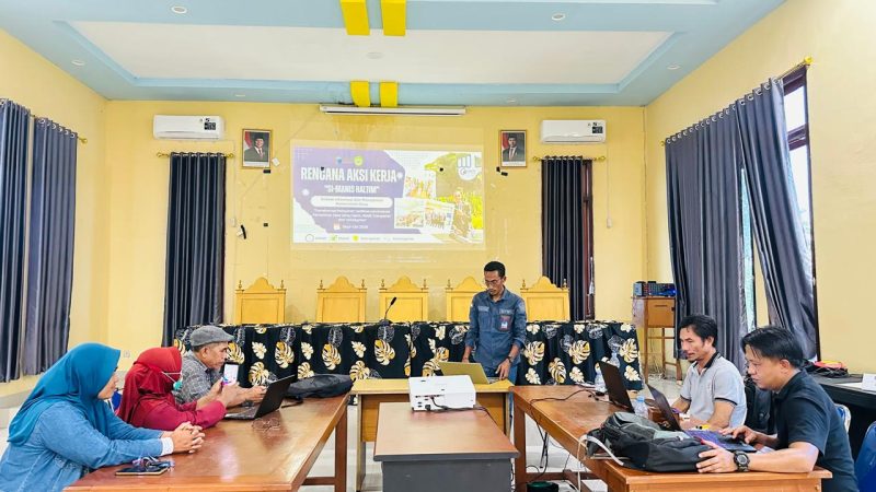 Kabid Pemdes, Edi Septiagus Rajab, Gagas dan sosialisasi kepada sepuluh desa sebagai lokus awal melalui inovasi aplikasi Si Manis yang berlangsung di Desa Soagimalaha, Kecamatan Kota Maba, Sabtu (24/10/26). Dok. M. Dzarik. 