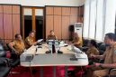 Sekretaris Daerah Kabupaten Halmahera Timur, Ricky Chairul Richfat, saat memimpin rapat terkait tindak lanjut hasil pemeriksaan BPK RI, bersama Inspektorat dan BPKAD Haltim diruang rapat Sekda di Kantor Bupati Haltim. Senin, (26/10/26). Dok. M. Dzarik. 