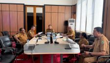 Sekretaris Daerah Kabupaten Halmahera Timur, Ricky Chairul Richfat, saat memimpin rapat terkait tindak lanjut hasil pemeriksaan BPK RI, bersama Inspektorat dan BPKAD Haltim diruang rapat Sekda di Kantor Bupati Haltim. Senin, (26/10/26). Dok. M. Dzarik.