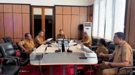 Sekretaris Daerah Kabupaten Halmahera Timur, Ricky Chairul Richfat, saat memimpin rapat terkait tindak lanjut hasil pemeriksaan BPK RI, bersama Inspektorat dan BPKAD Haltim diruang rapat Sekda di Kantor Bupati Haltim. Senin, (26/10/26). Dok. M. Dzarik. 