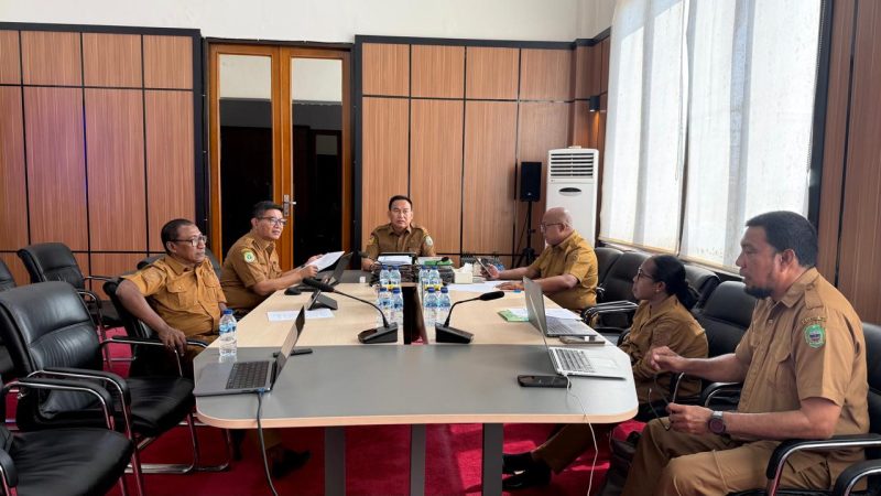 Sekretaris Daerah Kabupaten Halmahera Timur, Ricky Chairul Richfat, saat memimpin rapat terkait tindak lanjut hasil pemeriksaan BPK RI, bersama Inspektorat dan BPKAD Haltim diruang rapat Sekda di Kantor Bupati Haltim. Senin, (26/10/26). Dok. M. Dzarik. 