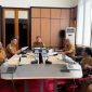 Sekretaris Daerah Kabupaten Halmahera Timur, Ricky Chairul Richfat, saat memimpin rapat terkait tindak lanjut hasil pemeriksaan BPK RI, bersama Inspektorat dan BPKAD Haltim diruang rapat Sekda di Kantor Bupati Haltim. Senin, (26/10/26). Dok. M. Dzarik. 
