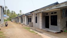 Kredit Pemilikan Rumah (KPR) bersubsidi dari pemerintah. dikembangkan oleh PT Syaki Putra Mandala di Kelurahan Tubo, Kecamatan Ternate Utara, Kota Ternate. Foto tampak depan Blok B. Selasa, (27/10/26). Dok. Agis.