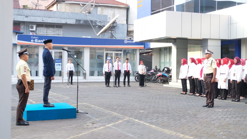BRI BO Ternate menggelar upacara peringatan Hari Sumpah Pemuda di lapangan Kantor BRI BO Ternate. Rabu, (28/10/26). Dok. Agus. 