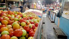 Foto Jualan Pedagang, Bawang, Cabai (Rica), dan Tomat (Barito) di Pasar Higienis Kota Ternate. Rabu, (28/10/26). Dok. Agis.