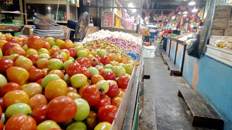 Foto Jualan Pedagang, Bawang, Cabai (Rica), dan Tomat (Barito) di Pasar Higienis Kota Ternate. Rabu, (28/10/26). Dok. Agis. 
