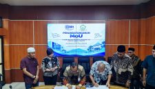 PT BRI (Persero) Tbk melalui Branch Office (BO) Ternate saat penandatanganan Nota Kesepahaman (Memorandum of Understanding/MoU) bersama Universitas Khairun Ternate, Provinsi Malut.Jumat (30/10/26). Dok. Agis.
