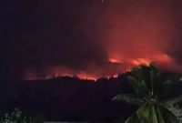 Kebakaran di kawasan Gunung Gamkonora, Kecamatan Ibu Selatan, Kabupaten Halmahera Barat, Minggu (4/10/2026) malam. Dok. Warga.