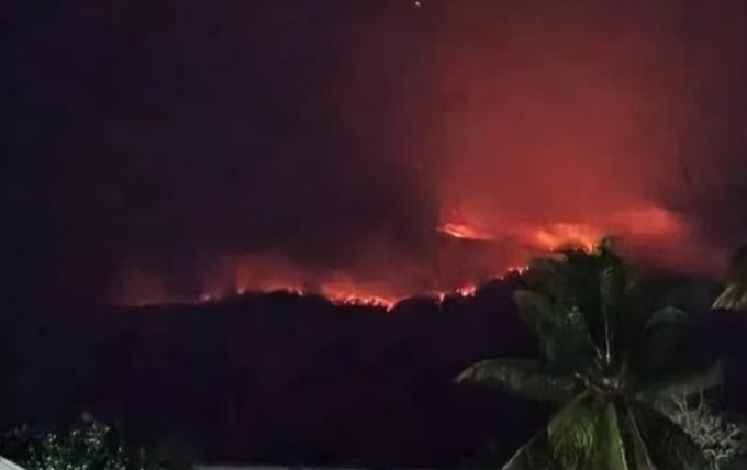 Kebakaran di kawasan Gunung Gamkonora, Kecamatan Ibu Selatan, Kabupaten Halmahera Barat, Minggu (4/10/2026) malam. Dok. Warga. 