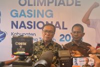 Foto Bupati Halmahera Tengah, Ikram M. Sangadji, Saat di temui awak media Hotel Said Bella, Kota Ternate. Senin, (05/10/26). Dok. Agus. 