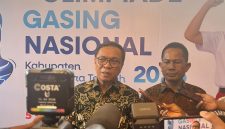 Foto Bupati Halmahera Tengah, Ikram M. Sangadji, Saat di temui awak media Hotel Said Bella, Kota Ternate. Senin, (05/10/26). Dok. Agus.