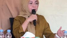 Foto Husni Bopeng saat melakukan Rapat Bersama Pegawai Panti Asuh di ruang Rapat. Senin, (05/10/26). Dok. Bang Arif.