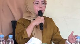 Foto Husni Bopeng saat melakukan Rapat Bersama Pegawai Panti Asuh di ruang Rapat. Senin, (05/10/26). Dok. Bang Arif. 