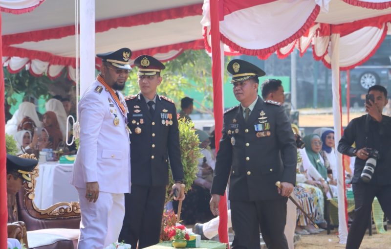 Foto Kapolres Halsel AKBP Hendra Gunawan, S.H., S.I.K., M.M., bersama Bupati Halsel, Hasan Ali Bassam Kasuba dan Dandim 1509 Labuha Letkol Inf. Syamsul, S.I.P., Paska selepas Upacara peringatan HUT ke-81 Tentara Nasional Indonesia (TNI) di Lapangan Makodim 1509 Labuha, Senin (5/10/2026). Dok. Ian. 