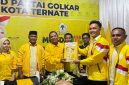 Penyerahan formulir pendaftaran Bakal Cakoln Ketua DPD II Partai Golkar Kota Ternate, Ardian Idhan kepada Panitia. jumat (09/10/26). Dok. Agis. 