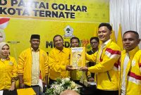 Penyerahan formulir pendaftaran Bakal Cakoln Ketua DPD II Partai Golkar Kota Ternate, Ardian Idhan kepada Panitia. jumat (09/10/26). Dok. Agis. 