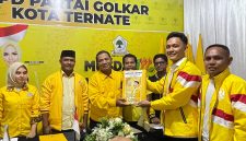 Penyerahan formulir pendaftaran Bakal Cakoln Ketua DPD II Partai Golkar Kota Ternate, Ardian Idhan kepada Panitia. jumat (09/10/26). Dok. Agis.