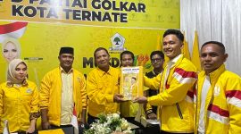 Penyerahan formulir pendaftaran Bakal Cakoln Ketua DPD II Partai Golkar Kota Ternate, Ardian Idhan kepada Panitia. jumat (09/10/26). Dok. Agis. 