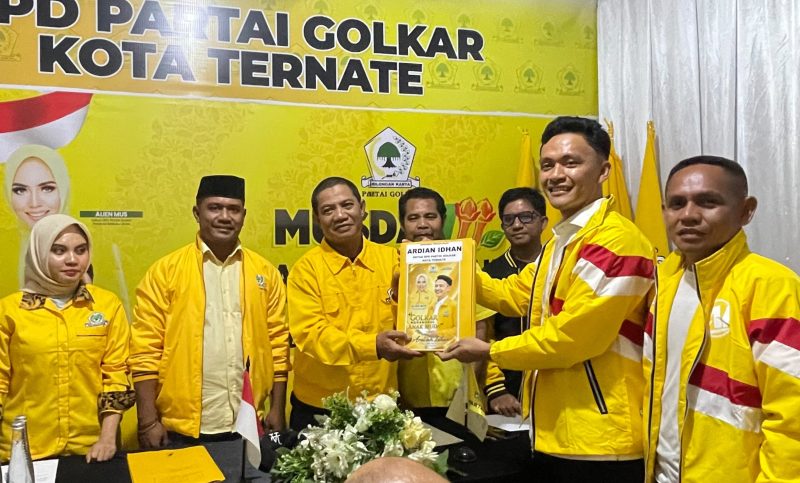 Penyerahan formulir pendaftaran Bakal Cakoln Ketua DPD II Partai Golkar Kota Ternate, Ardian Idhan kepada Panitia. jumat (09/10/26). Dok. Agis. 