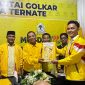 Penyerahan formulir pendaftaran Bakal Cakoln Ketua DPD II Partai Golkar Kota Ternate, Ardian Idhan kepada Panitia. jumat (09/10/26). Dok. Agis. 