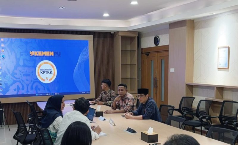 Plt Kepala Dinas PUPR Maluku Utara Risman Iriyanto Djafar Rapat koordinasi dengan Balai Pengembangan Kompetensi Bina Konstruksi Kementerian Pekerjaan Umum dan Balai Jasa Konstruksi Jayapura. Kamis, (08/10/26). Dok. Istimewa. 