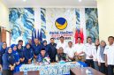 Ketua DPD Partai NasDem Kota Ternate Dr. H. M. Tauhid Soleman, dan Ketu Komisi Pemilihan Umum (KPU) Kota Ternate, M. Zen A. Karim, beserta rombongan melaksankan foto bersama di kantor DPD Partai NasDem Kota Ternate. Kamis, (12/10/2026). Dok. Istimewa. 