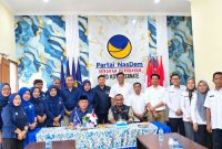 Ketua DPD Partai NasDem Kota Ternate Dr. H. M. Tauhid Soleman, dan Ketu Komisi Pemilihan Umum (KPU) Kota Ternate, M. Zen A. Karim, beserta rombongan melaksankan foto bersama di kantor DPD Partai NasDem Kota Ternate. Kamis, (12/10/2026). Dok. Istimewa. 