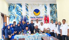 Ketua DPD Partai NasDem Kota Ternate Dr. H. M. Tauhid Soleman, dan Ketu Komisi Pemilihan Umum (KPU) Kota Ternate, M. Zen A. Karim, beserta rombongan melaksankan foto bersama di kantor DPD Partai NasDem Kota Ternate. Kamis, (12/10/2026). Dok. Istimewa.