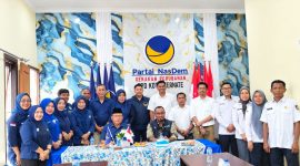 Ketua DPD Partai NasDem Kota Ternate Dr. H. M. Tauhid Soleman, dan Ketu Komisi Pemilihan Umum (KPU) Kota Ternate, M. Zen A. Karim, beserta rombongan melaksankan foto bersama di kantor DPD Partai NasDem Kota Ternate. Kamis, (12/10/2026). Dok. Istimewa. 