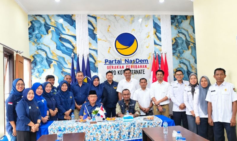 Ketua DPD Partai NasDem Kota Ternate Dr. H. M. Tauhid Soleman, dan Ketu Komisi Pemilihan Umum (KPU) Kota Ternate, M. Zen A. Karim, beserta rombongan melaksankan foto bersama di kantor DPD Partai NasDem Kota Ternate. Kamis, (12/10/2026). Dok. Istimewa. 