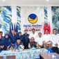 Ketua DPD Partai NasDem Kota Ternate Dr. H. M. Tauhid Soleman, dan Ketu Komisi Pemilihan Umum (KPU) Kota Ternate, M. Zen A. Karim, beserta rombongan melaksankan foto bersama di kantor DPD Partai NasDem Kota Ternate. Kamis, (12/10/2026). Dok. Istimewa. 