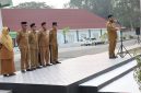 Bupati Halsel, Hasan Ali Bassam Kasuba, melontarkan peringatan keras terhadap ASN yang diduga terjerat judol, pinjol, hingga terlilit utang di berbagai tempat saat pimpin apel pagi di halaman Kantor Bupati Halsel. Senin (12/10/26). Dok. Ian. 