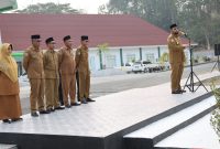 Bupati Halsel, Hasan Ali Bassam Kasuba, melontarkan peringatan keras terhadap ASN yang diduga terjerat judol, pinjol, hingga terlilit utang di berbagai tempat saat pimpin apel pagi di halaman Kantor Bupati Halsel. Senin (12/10/26). Dok. Ian. 
