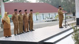 Bupati Halsel, Hasan Ali Bassam Kasuba, melontarkan peringatan keras terhadap ASN yang diduga terjerat judol, pinjol, hingga terlilit utang di berbagai tempat saat pimpin apel pagi di halaman Kantor Bupati Halsel. Senin (12/10/26). Dok. Ian. 
