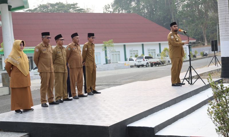 Bupati Halsel, Hasan Ali Bassam Kasuba, melontarkan peringatan keras terhadap ASN yang diduga terjerat judol, pinjol, hingga terlilit utang di berbagai tempat saat pimpin apel pagi di halaman Kantor Bupati Halsel. Senin (12/10/26). Dok. Ian. 