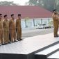 Bupati Halsel, Hasan Ali Bassam Kasuba, melontarkan peringatan keras terhadap ASN yang diduga terjerat judol, pinjol, hingga terlilit utang di berbagai tempat saat pimpin apel pagi di halaman Kantor Bupati Halsel. Senin (12/10/26). Dok. Ian. 